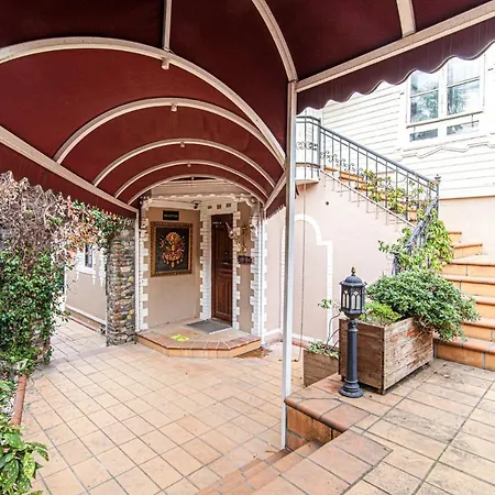 Stylish In Historic Mansion In Beylerbeyi Istanbul