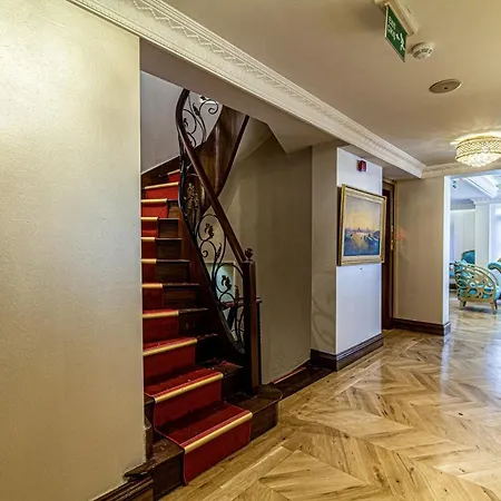 Stylish In Historic Mansion In Beylerbeyi